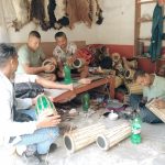 स्वर्गद्वारी नगरपालिका ३ द‍ोमैका महेश सुनारले मादल बनाएर वार्षिक ४ लाख आम्दानी गर्दै