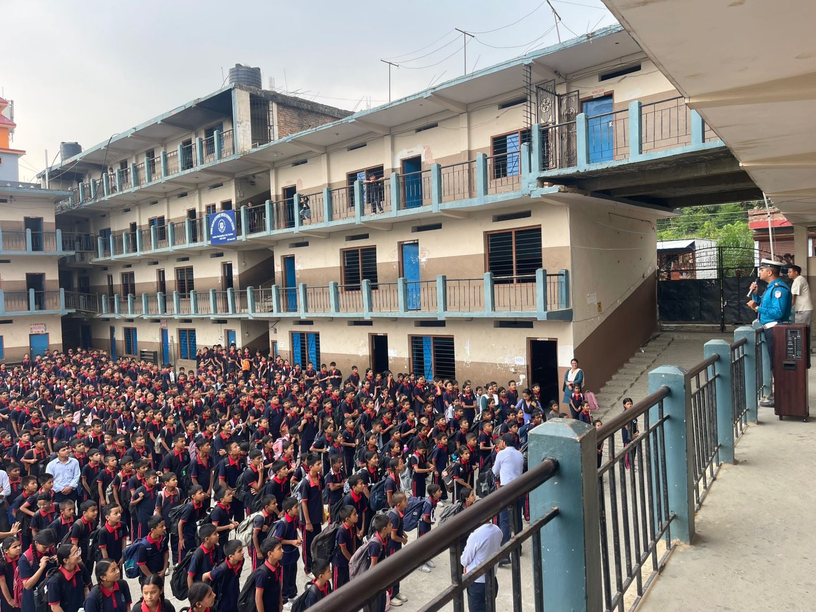 प्युठानमा ट्राफिक प्रहरीद्वारा विद्यार्थीलाई ट्राफिक सचेतना